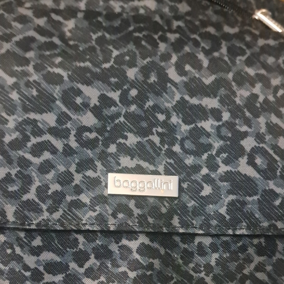 Baggallini Black and Gray Patterned Crossbody Bag - Picture 3 of 4